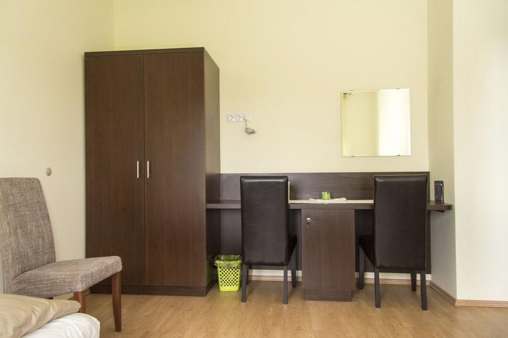 Toelgyfa Vendeghaz Hotel Kiskoros Buitenkant foto