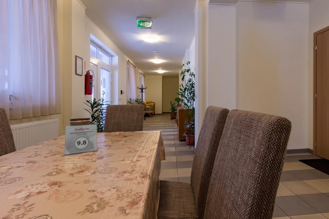 Toelgyfa Vendeghaz Hotel Kiskoros Buitenkant foto