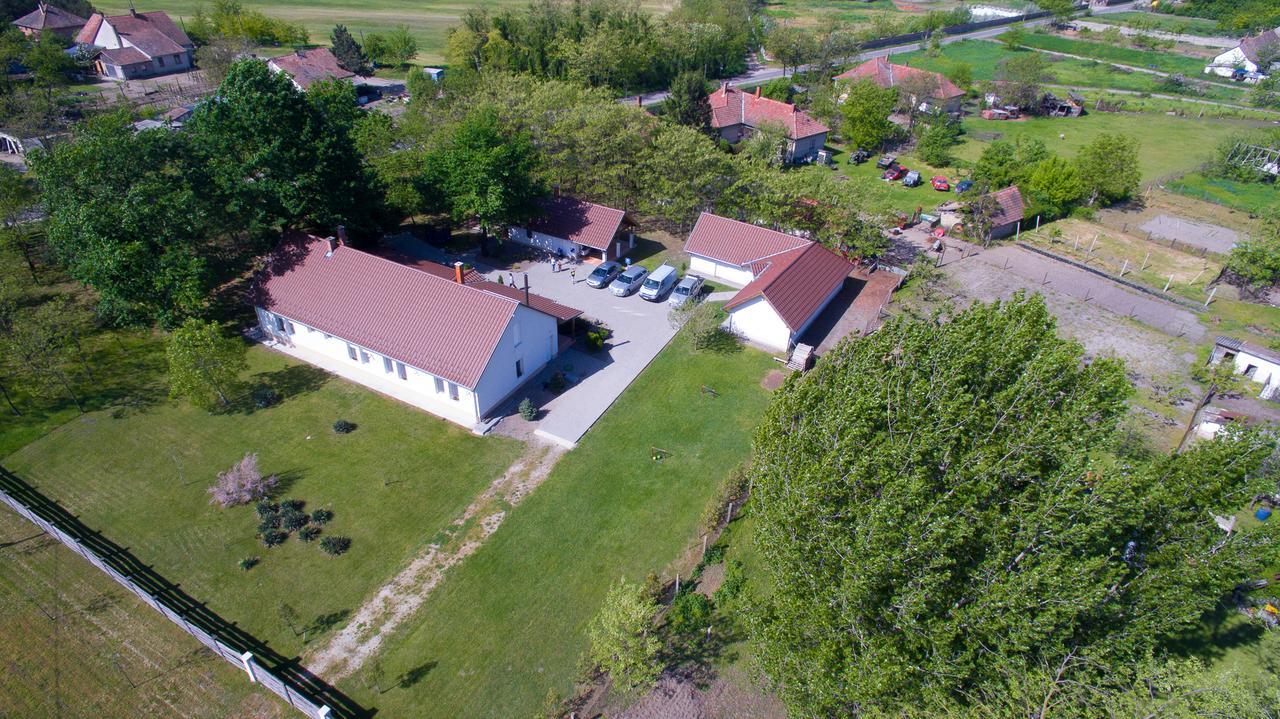 Toelgyfa Vendeghaz Hotel Kiskoros Buitenkant foto