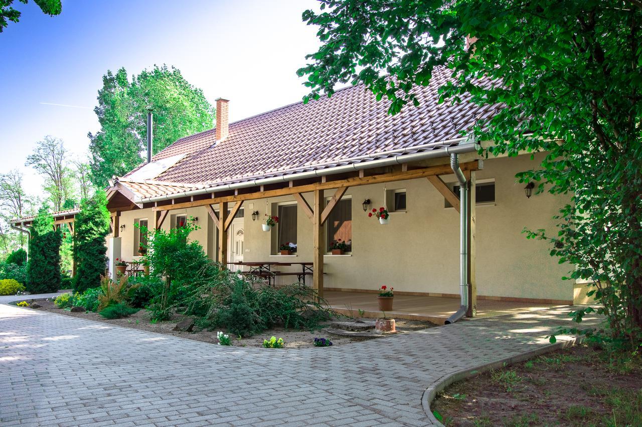 Toelgyfa Vendeghaz Hotel Kiskoros Buitenkant foto