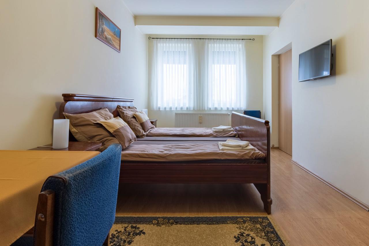 Toelgyfa Vendeghaz Hotel Kiskoros Buitenkant foto