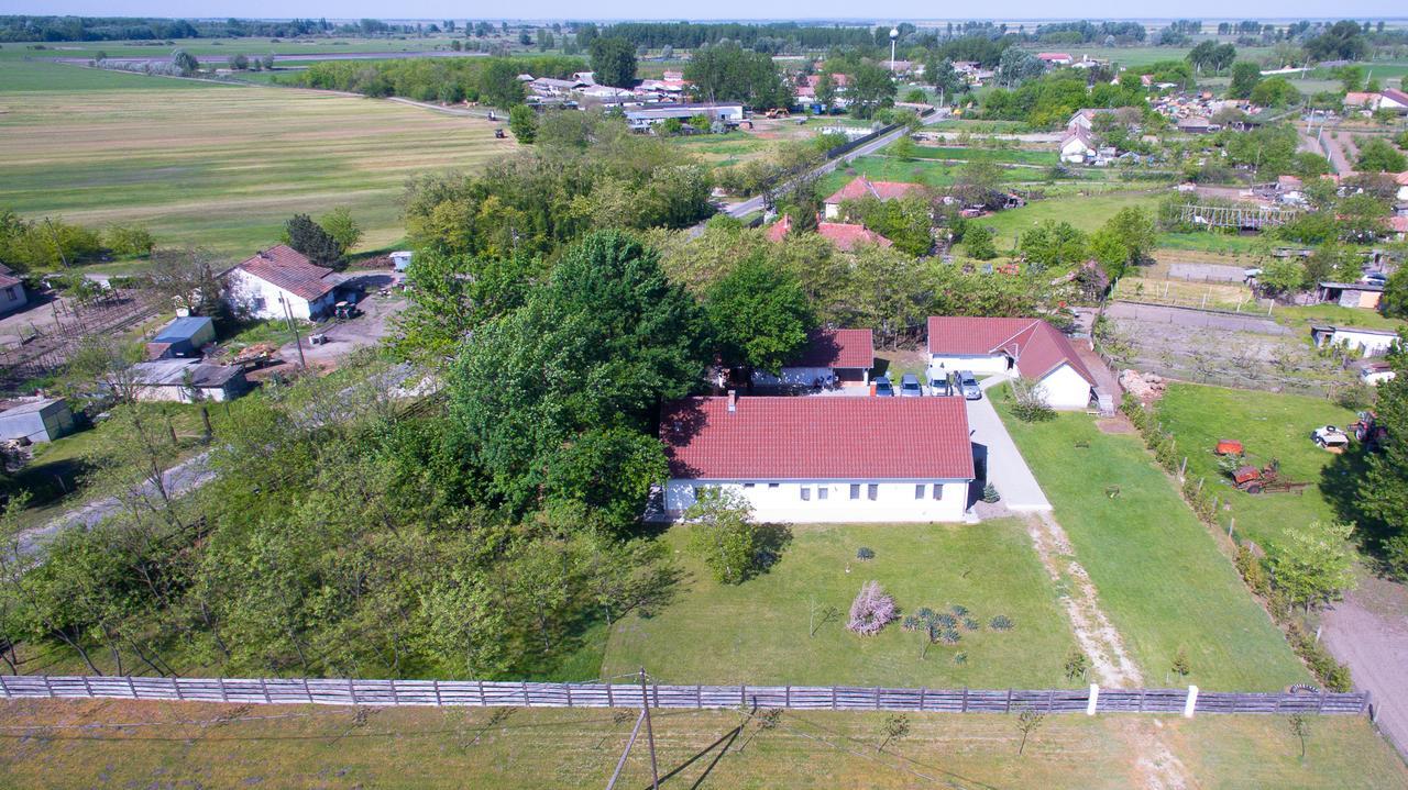 Toelgyfa Vendeghaz Hotel Kiskoros Buitenkant foto