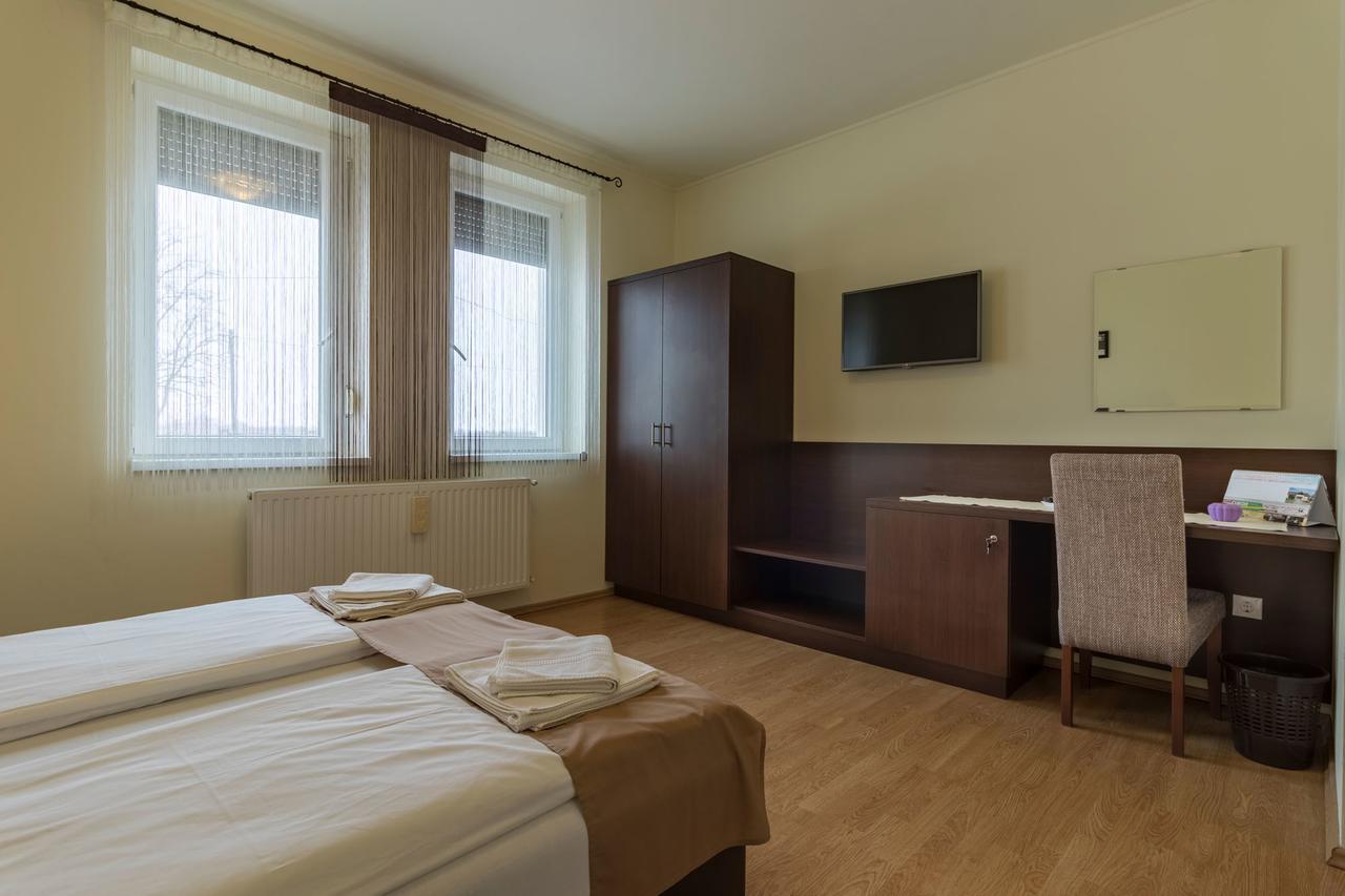 Toelgyfa Vendeghaz Hotel Kiskoros Buitenkant foto