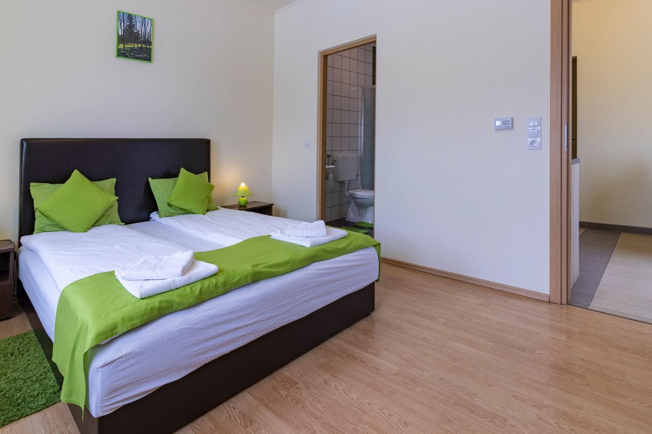 Toelgyfa Vendeghaz Hotel Kiskoros Buitenkant foto